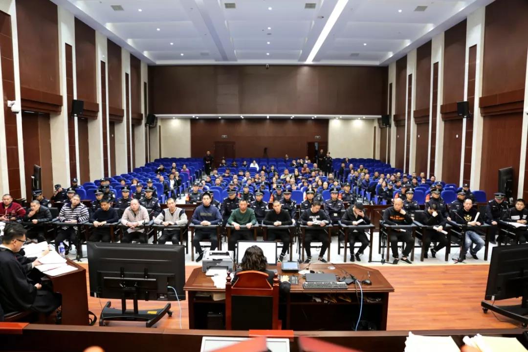 扫黑除恶快讯|周丽武等15人涉黑案一审公开开庭审理