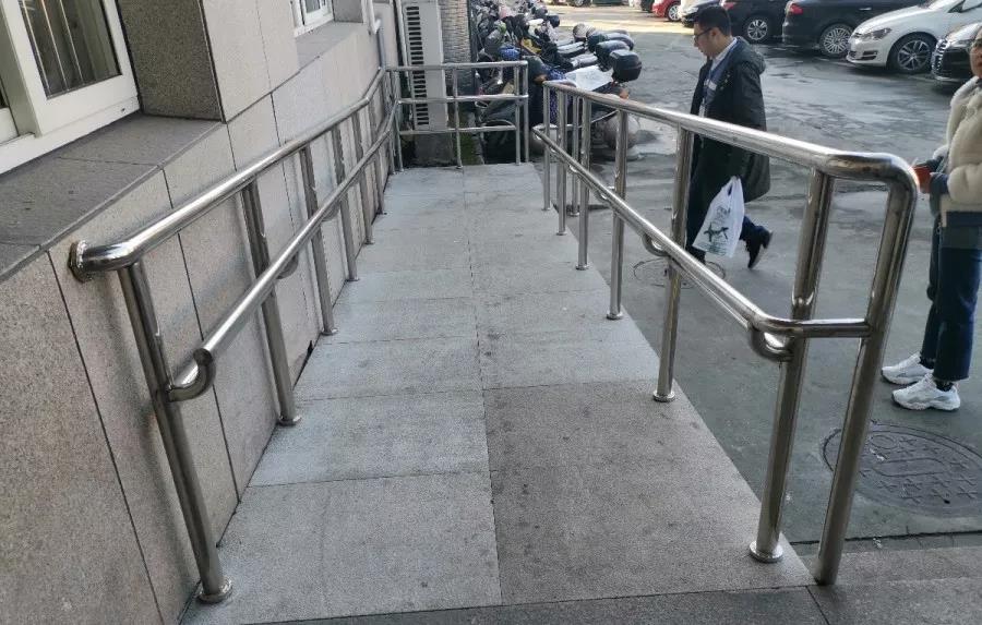有爱·无碍|医院里的无障碍设施,真得让患者畅通无阻吗?