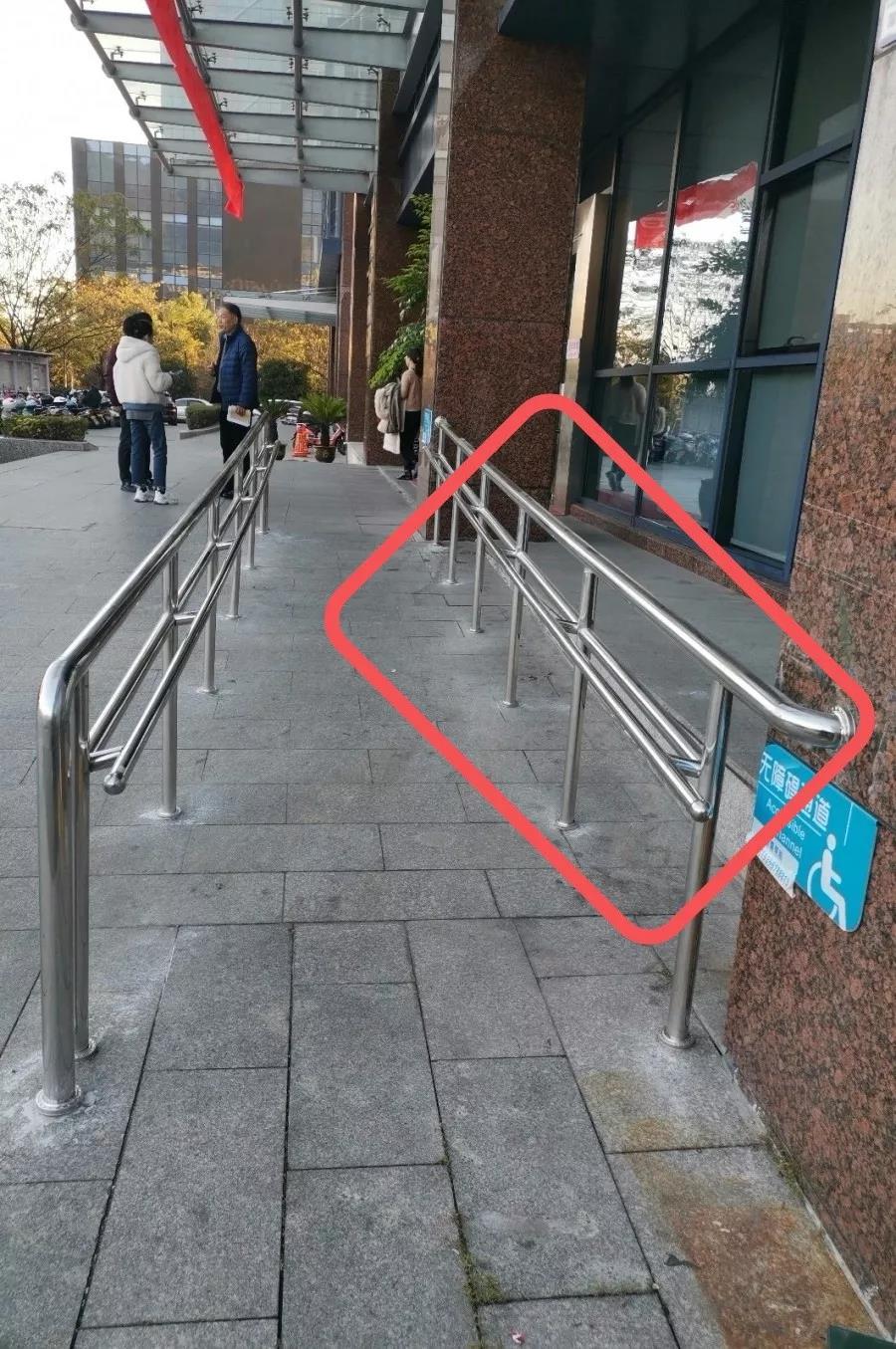 门诊楼前无障碍通道都已加上低位扶手