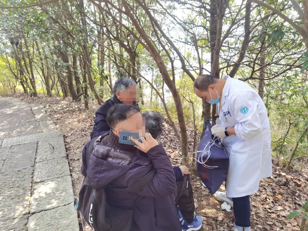 一女子爬山时从10米高巨石上坠落，消防紧急救援！_北京日报网