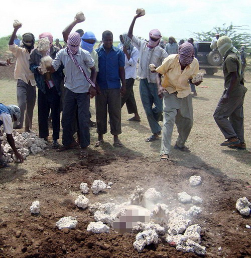 索马里一男女通奸被石刑 血腥场面遭质疑 - 社