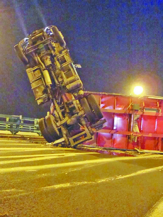 半挂车横翻 杭州湾跨海大桥首次因事故封道14