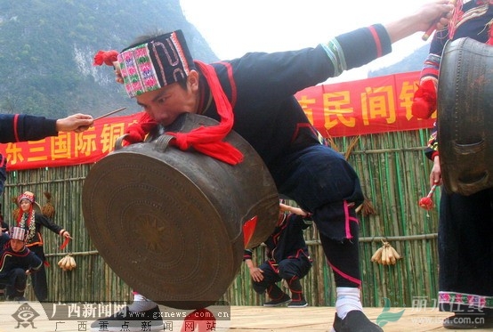 瑶族有多少人口_广西瑶族人嘴咬20公斤铜鼓绝技亮相 12岁起练习