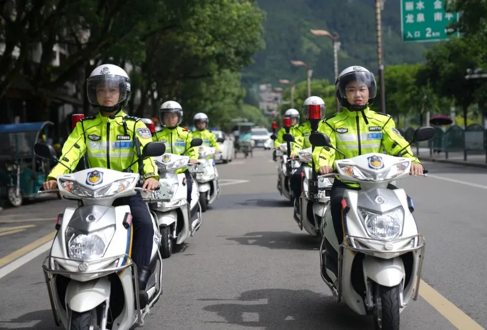 景宁首支女子交警骑行队正式上街执勤