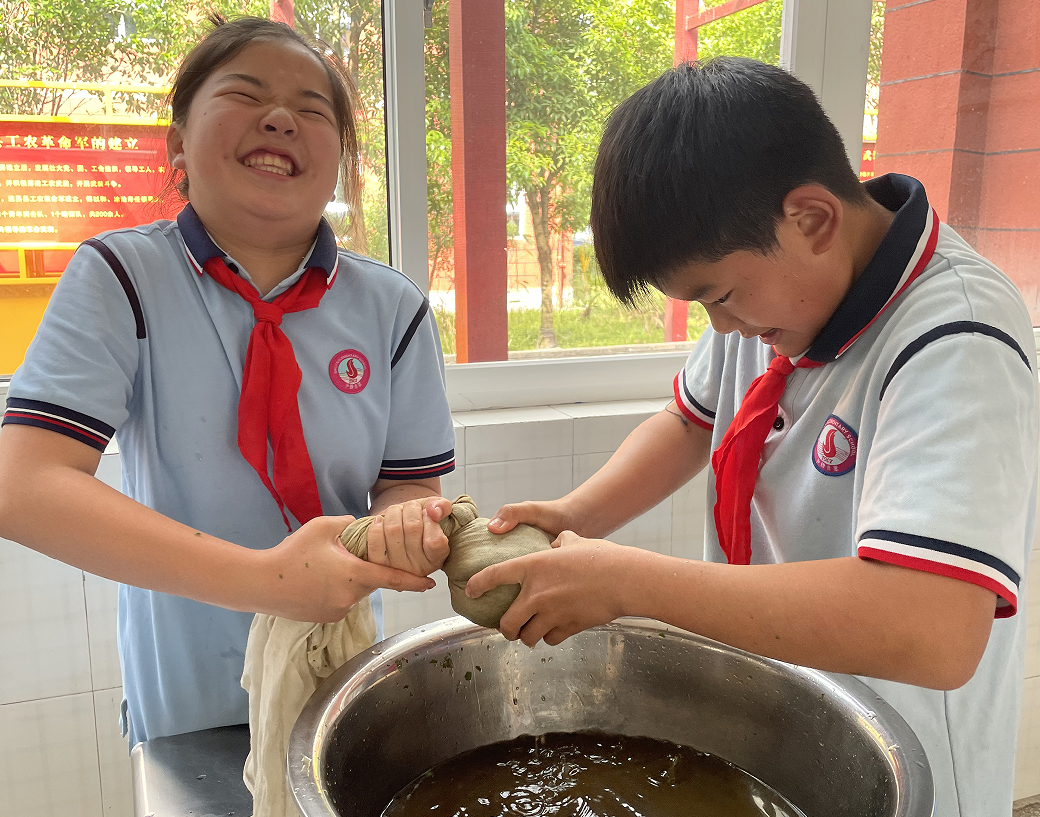 遂昌这所学校的孩子自制立夏美食——乌米饭 - 校园新闻 - 丽水网-丽水新闻综合门户网站